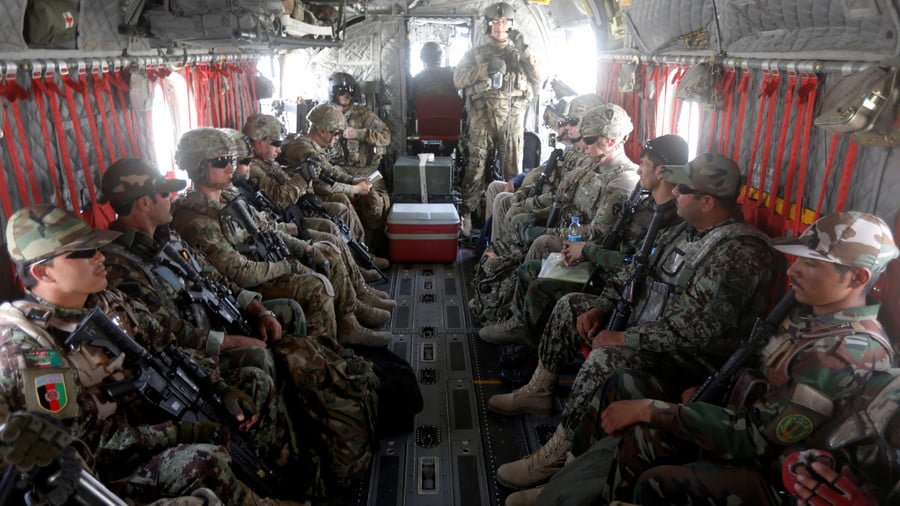 U.S. troops and Afghan National Army (ANA) soldiers are seen onboard a helicopter in Uruzgan province, Afghanistan July 7, 2017. © Omar Sobhani / Reuters