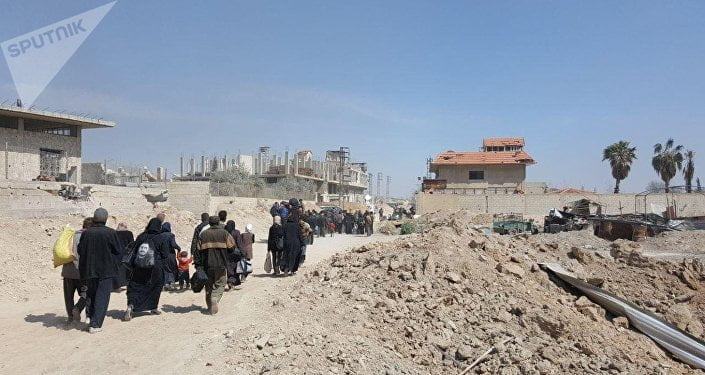 Residents leave the territory of Eastern Ghouta © Sputnik/ Muhamad Maruf