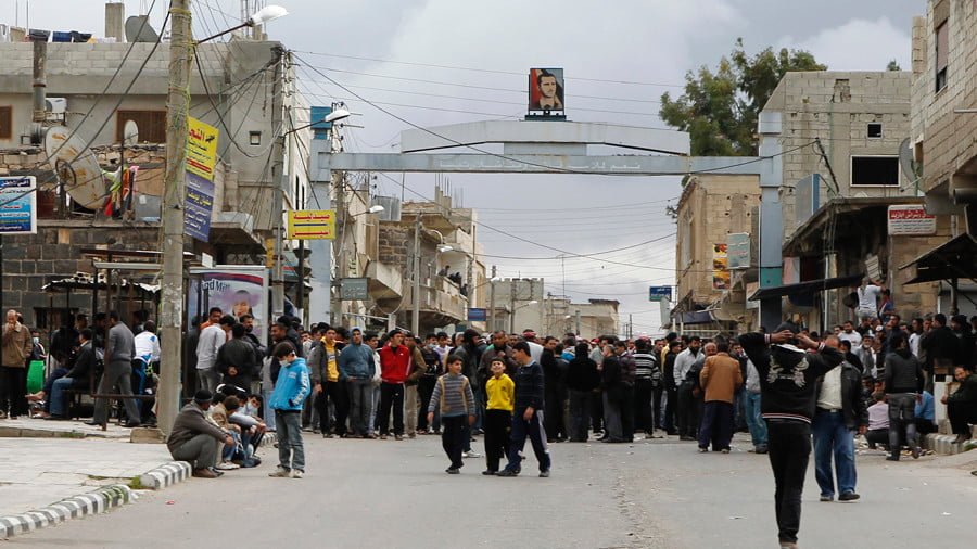 Protesters gather near the Omari Mosque in the southern old city of Deraa, March 22, 2011 © Khaled al-Hariri / Reuters