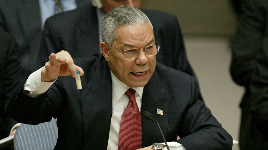 Colin Powell holds up a vial that he described as one that could contain anthrax, during his presentation on Iraq to the U.N. Security Council, Feb. 5, 2003. © Ray Stubblebine / Reuters