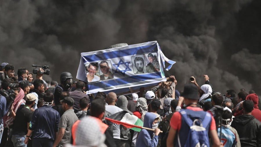 Protestors at the Gaza-Israel border seen on the third consecutive Friday as part of the 'Great March of Return', on 13 April, 2018 [Mohammad Asad / Middle East Monitor]