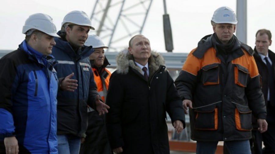 Russian President Vladimir Putin (center) inspects the road section of the road-and-rail Crimean Bridge over the Kerch Strait on March 14, 2018. Photo: AFP / Yuri Kochetkov