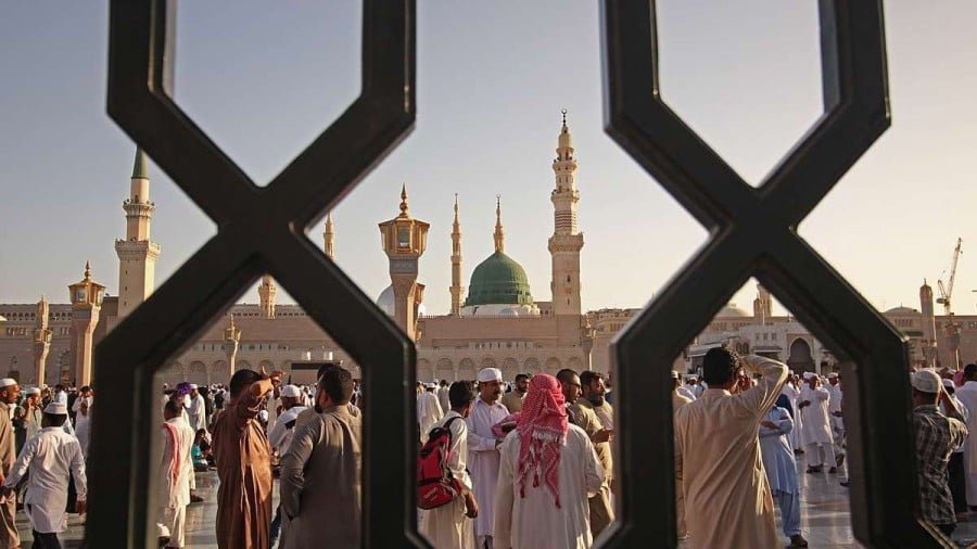 Muslims gather to perform the Eid al-Fitr prayer at Masjid al-Nabawi (The Prophet's Mosque), in Medina, Saudi Arabia on 25 June, 2017 [Faisal Khan/Anadolu Agency]