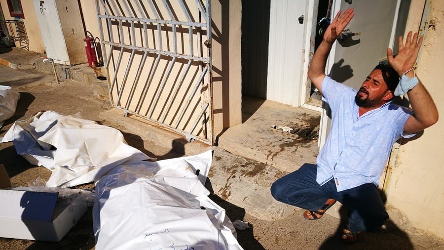 A man reacts beside bodies of the kidnapped people in Toz Khurmato, Iraq © Xinhua / Global Look Press