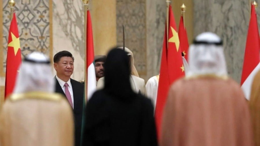 Chinese President Xi Jinping (C) greets a group of Emirati ministers at the presidential palace in the UAE capital on 20 July 2018 (AFP)