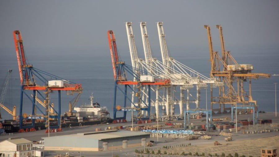 Cranes tower above the first, 602-meter-long quay at the Gwadar port in Baluchistan on the southernmost tip of Pakistan last October. This is the site of what is supposed to become a giant trade port as part of China's 'New Silk Roads'. Photo: AFP/ DPA