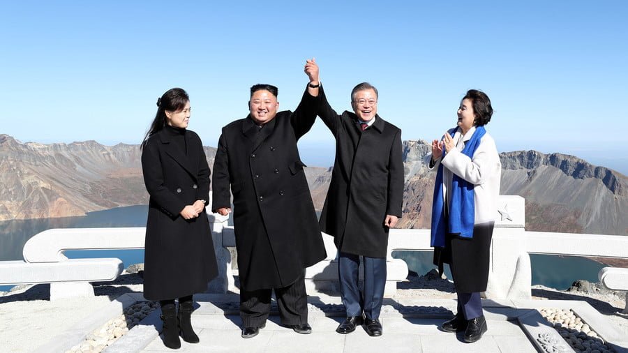 South Korean President Moon Jae-in and North Korean leader Kim Jong Un on the top of Mt. Paektu, North Korea, September 20, 2018 © Pyeongyang Press Corps/Pool / Reuters