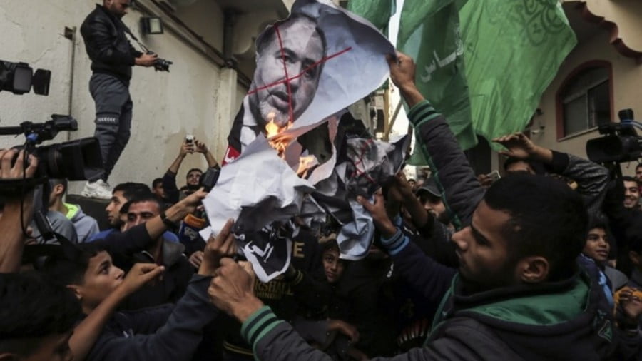 Palestinian demonstrators burn pictures of former Israeli Defence Minister Avigdor Lieberman in Gaza on 14 November 2018 (AFP)