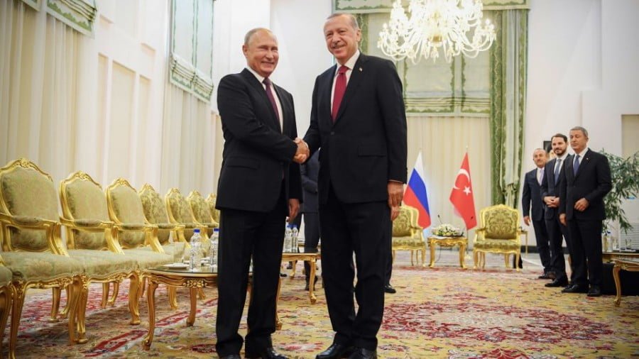 Turkish President Recep Tayyip Erdogan, right, shakes hands with his Russian leader Vladimir Putin during a meeting in Tehran on September 7, 2018. Photo: AFP / Kirill Kudryavtsev