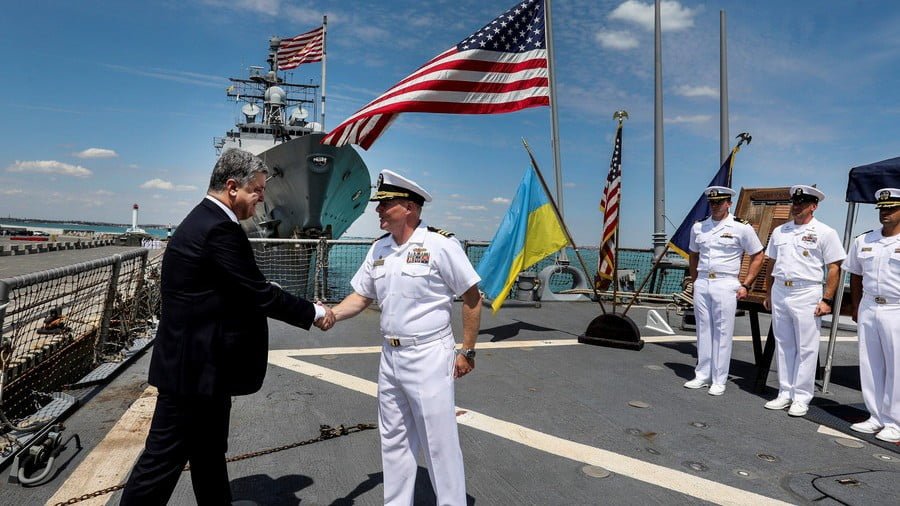 Petro Poroshenko shakes hands with Commander Peter Halvorsen, commanding officer of USS Carney © Reuters