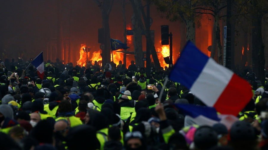 Revolution in Ukraine? Yes, please! Revolution in France? Rule of law!