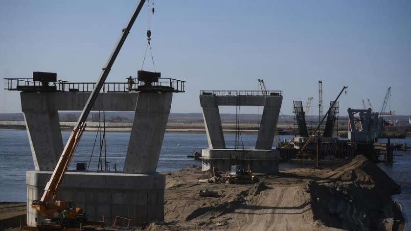 Workers construct piers for the bridge over the Amur River, which will connect Russia and China, part of the Belt and Road project. Photo: AFP/Eugene Odinokov/Sputnik
