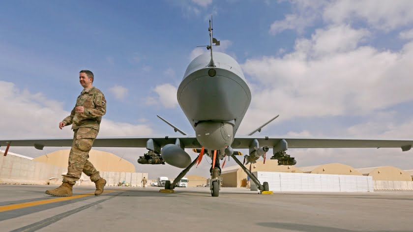 FILE PHOTO US service member passes in front of a MQ-9 Reaper drone © Reuters / Omar Sobhani