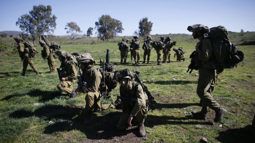 Israeli soldiers take part in an exercise in the Israeli-occupied Golan Heights © REUTERS/Ronen Zvulun
